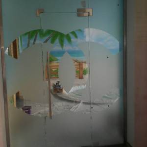 Стеклянные двери в офисе